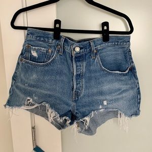 Levi’s 501 High Rise Women’s Shorts. Medium Wash. Size 31W.